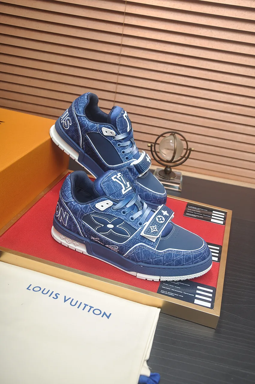 Men's men's shoes 💰640💶Original development, quality shipping, welcome to compare - LV sneaker series LV Trainer Maxi sneakers introduce the loose silhouette of the ready-to-wear series into the LV Trainer sneaker design written by Virgil Abloh, making an eye-catching appearance in the spring and summer men's wear shows. The cow leather upper is combined with rough fabric laces, and colorful beading highlights the brand's classic elements. LV letters mark the tongue and Monogram floral outsole. Mixed materials Made of first-layer cowhide, wrapped in imported custom-printed denim, thick shoelace design, large Monogram print on the side, "lv 54" badges on the tongue and heel, rubber outsole decorated with Monogram flowers, mesh lining and cotton feet, the comfort is as extreme as ever, premium heritage, quality first, worth owning! Size: Women's 35-39 (customized at 40, non-refundable) Men's 39-45 (customized at 38.46, non-refundable) ♡Full set of packaging with original gift box